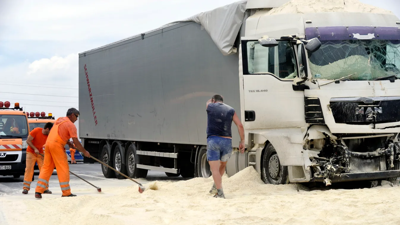 Nem hó esett! Kiborult egy kamionnyi liszt az M0-áson - elképesztő fotók!