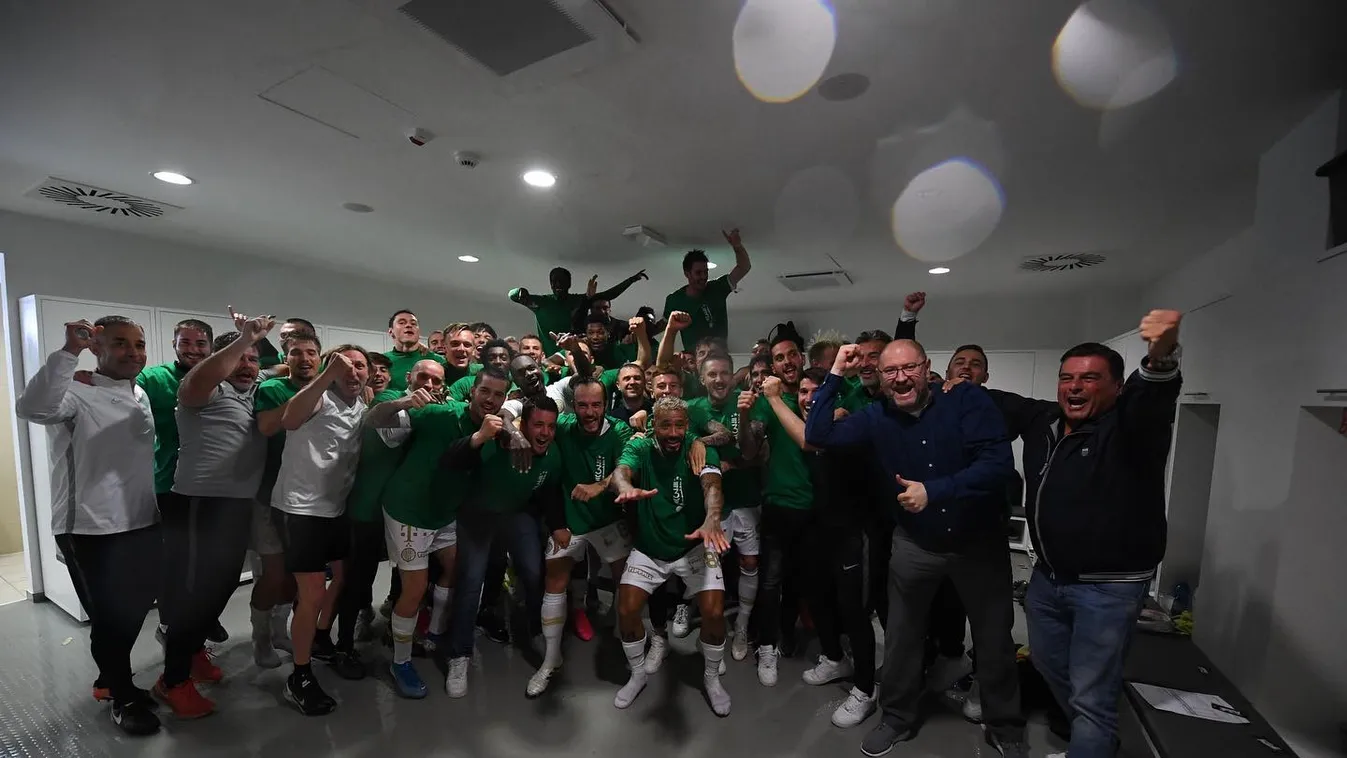 Tűzijáték a budapesti éjszakában, így vártak a Fradi-szurkolók a kedvenceiket