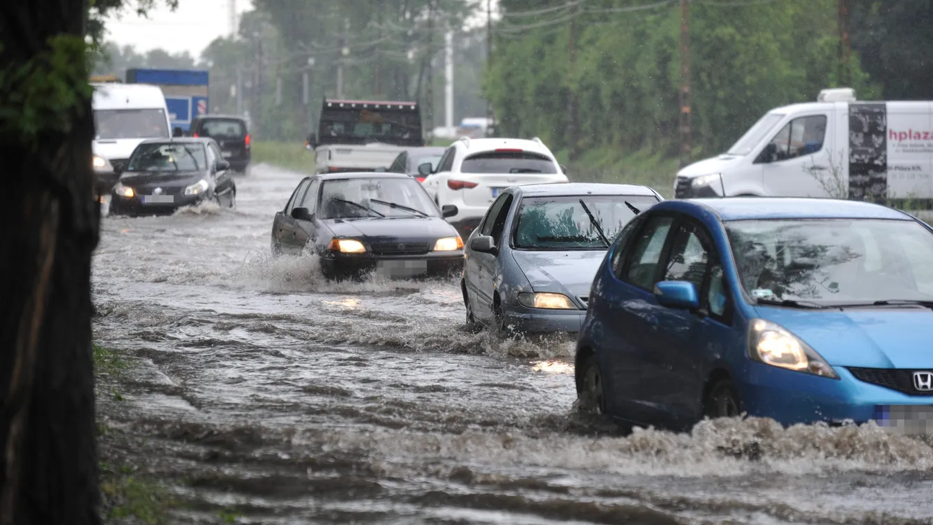 Kiadták a riasztást: felhőszakadással és brutális széllel ront az országra a vihar