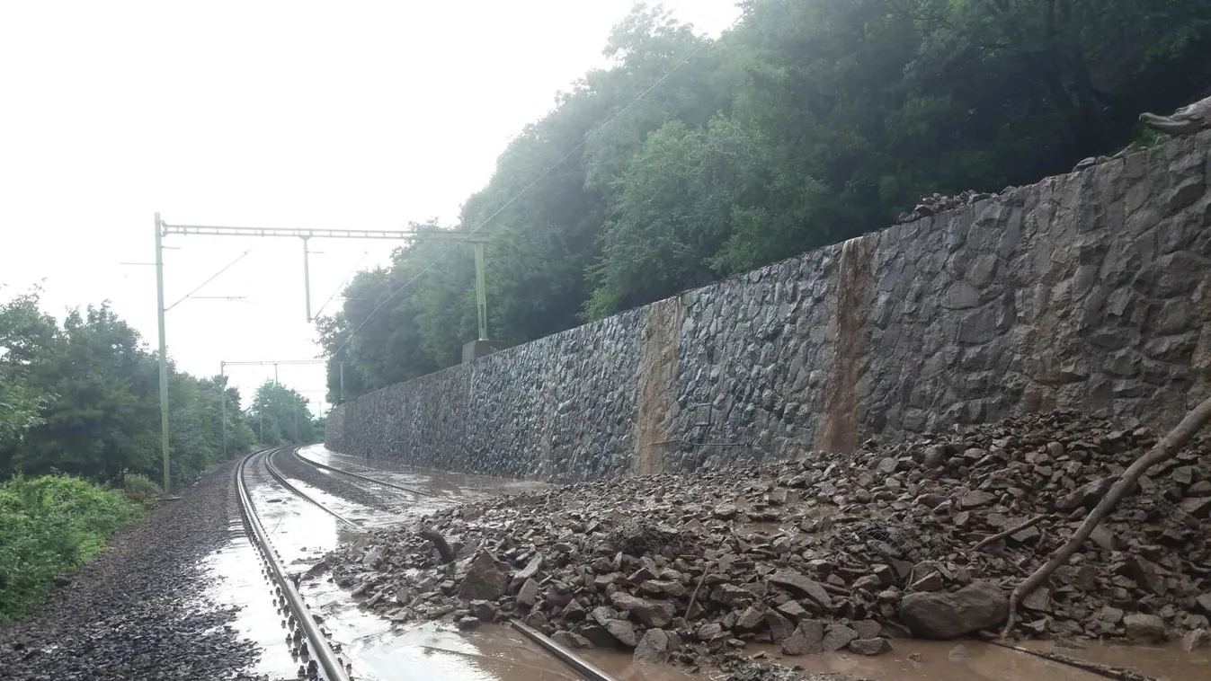 Sárlavina zúdult a sínekre, nem járnak a vonatok Nagymarosnál - képek