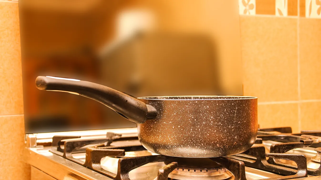 Örökre megnyomorította: sírt az egyéves unokája, ezért forrásban lévő vízbe mártotta a baba kezeit