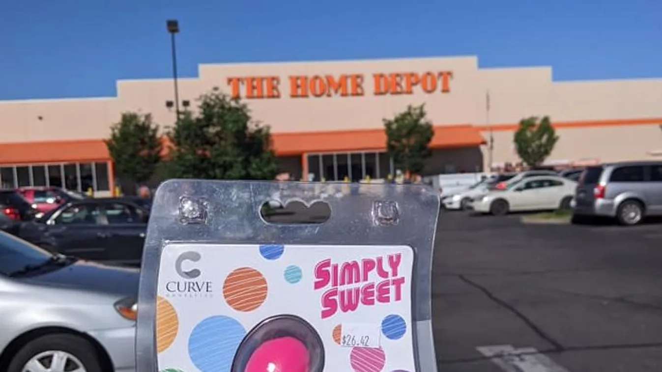 Gigantikus vibrátorral ment a barkácsboltba az anya, később elő is vette...- Fotó