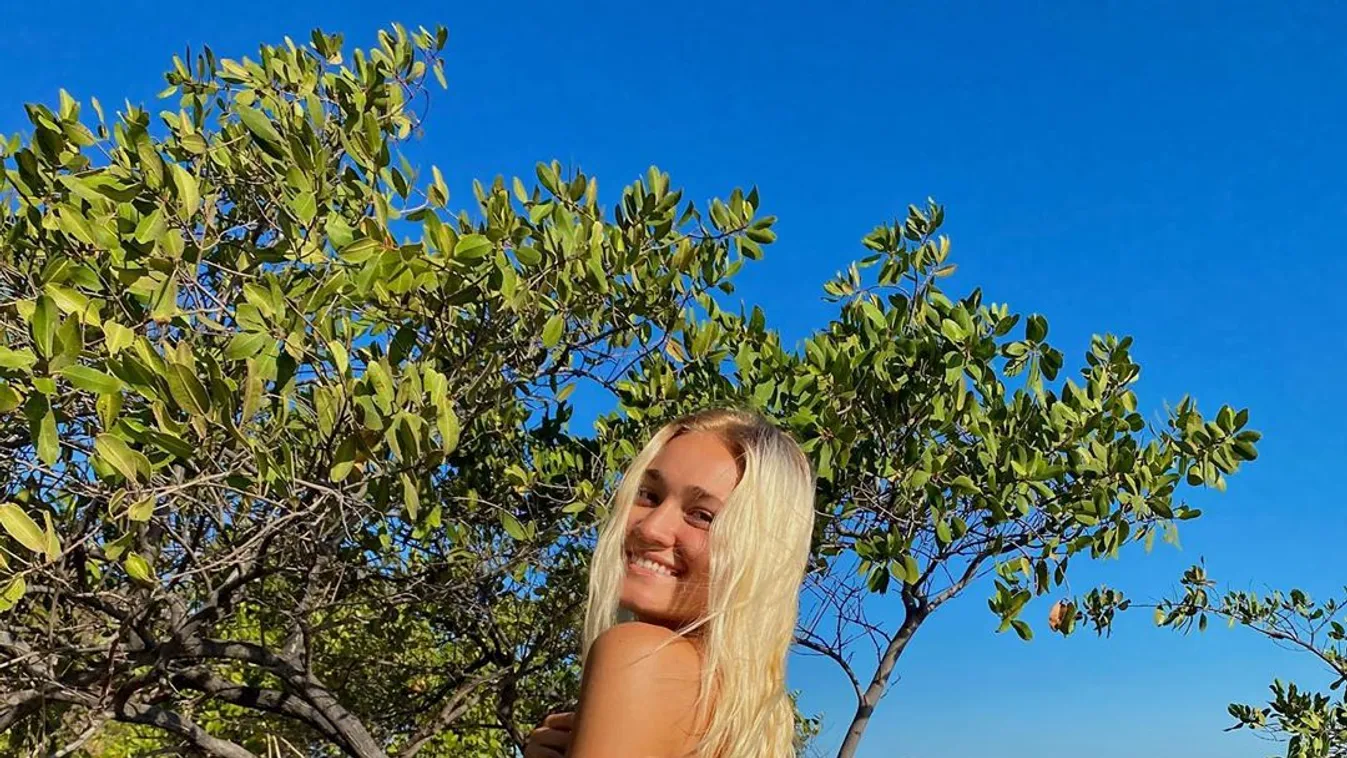 Pucéran napozott a tetovált, szőke szépség! Az egész szomszédság láthatta idomait