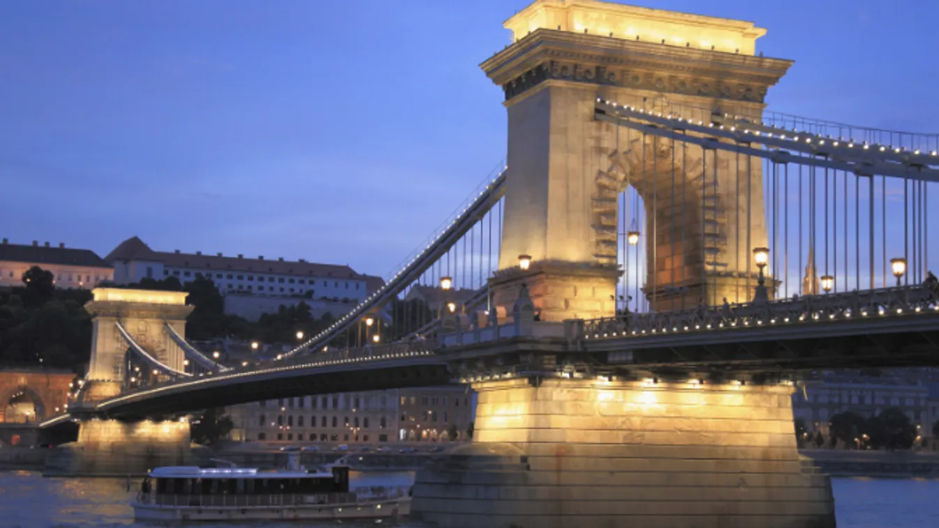 A Dunába vetette magát egy férfi a Lánchídról, még most is keresik