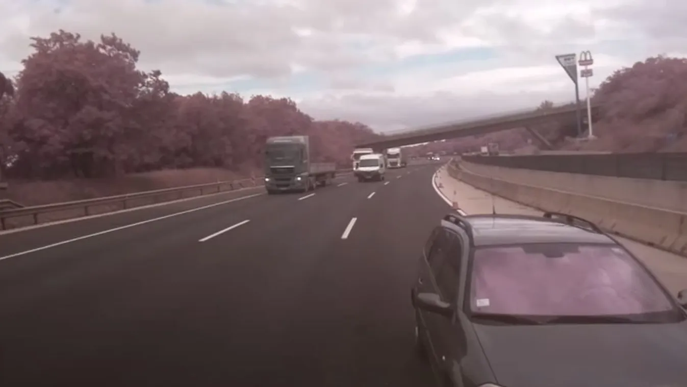 Kamera rögzítette az M0-son: fékezés nélkül csapódott a munkaterületbe az autós