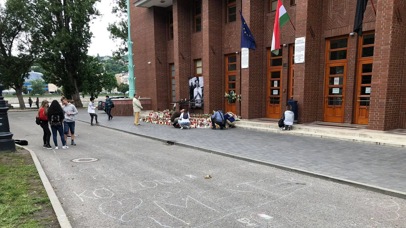 Szívszorító üzenetek, krétarajzok lepték el Benedek Tibor emlékhelyét - Fotók