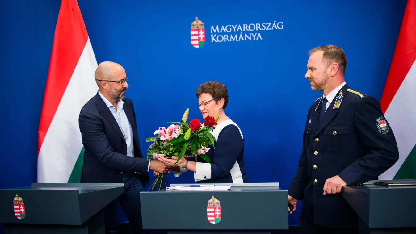 Egyenpólóban, hatalmas csokorral és ölelkezve búcsúztak Müller Cecíliától - képek