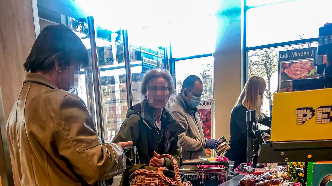 Egyelőre hatalmas a zűrzavar a boltokban az idősávok miatt