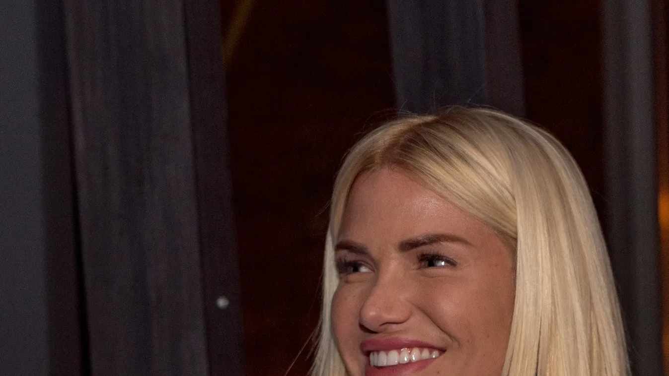 Banánnal a lábai között fotózták le Vasvári Vivit