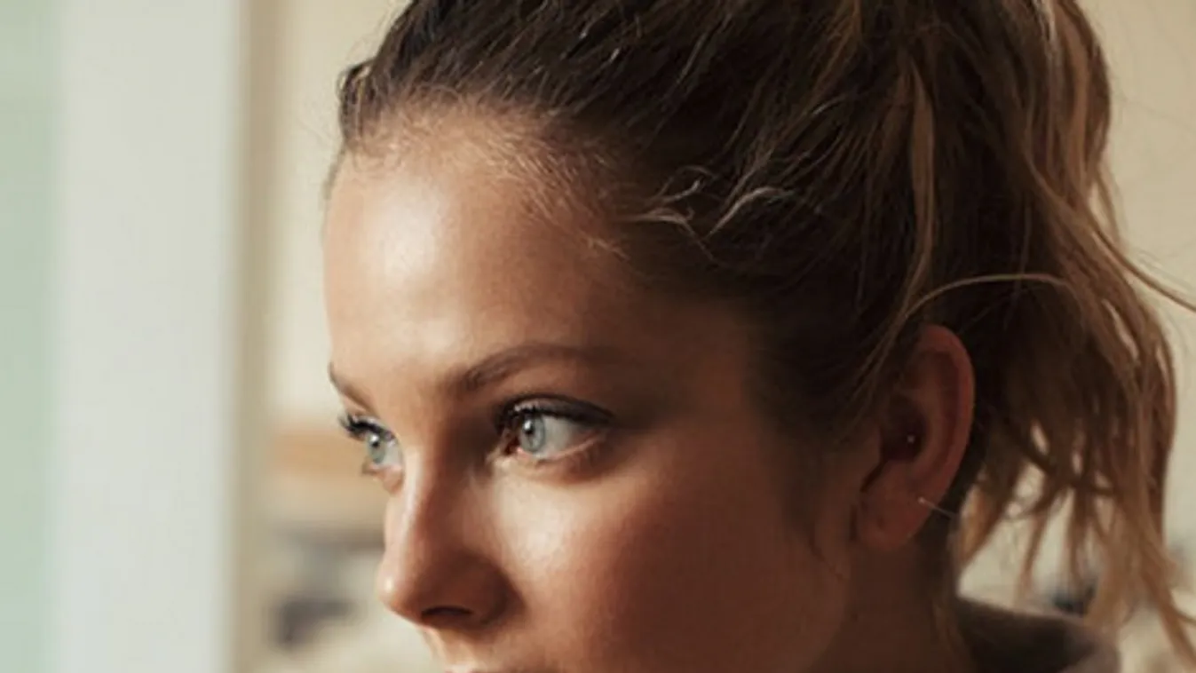 Szép nap virradt New Yorkra: Mihalik Enikő pucéran állt ki az erkélyre