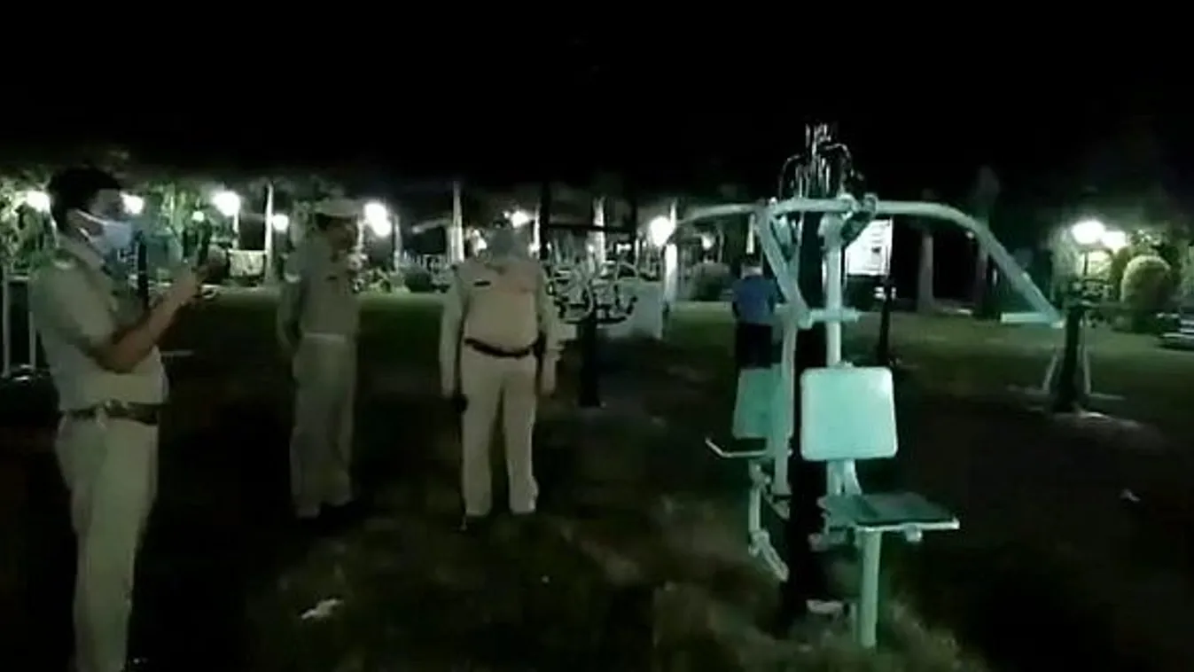 Elsápadtak a rendőrök: ezt látták éjjel a fitneszgépekkel teli parkban - Videó