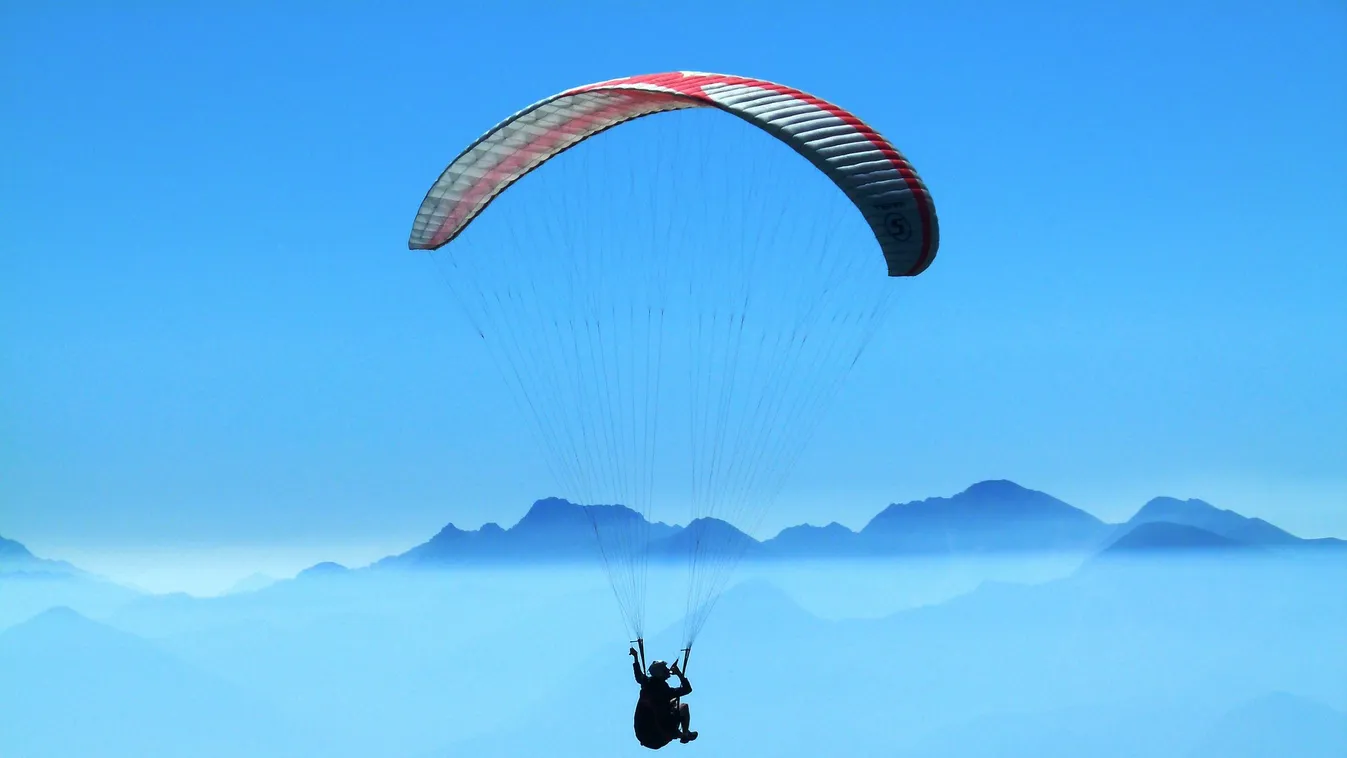 Így menekült meg a Dunába esett siklóernyős-videó