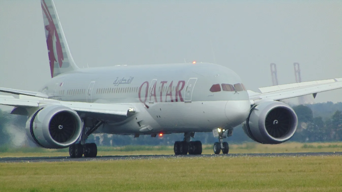 Döbbenetes: egy egész repülőt zártak karanténba az utasaival együtt