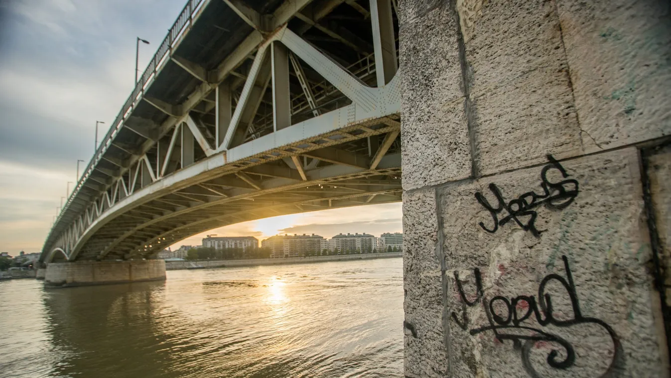 "A nő rémült volt és fázott" : vízirendőrök mentették ki a lányt a Dunából