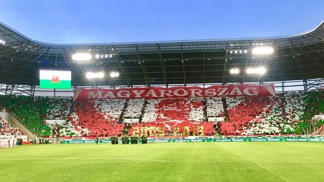 Lángok a Hősök terén, látványos akciót szerveztek a magyar fociultrák - Videó
