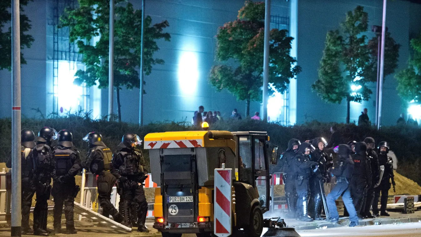 Nekimentek a migránsok az intézkedő rendőröknek