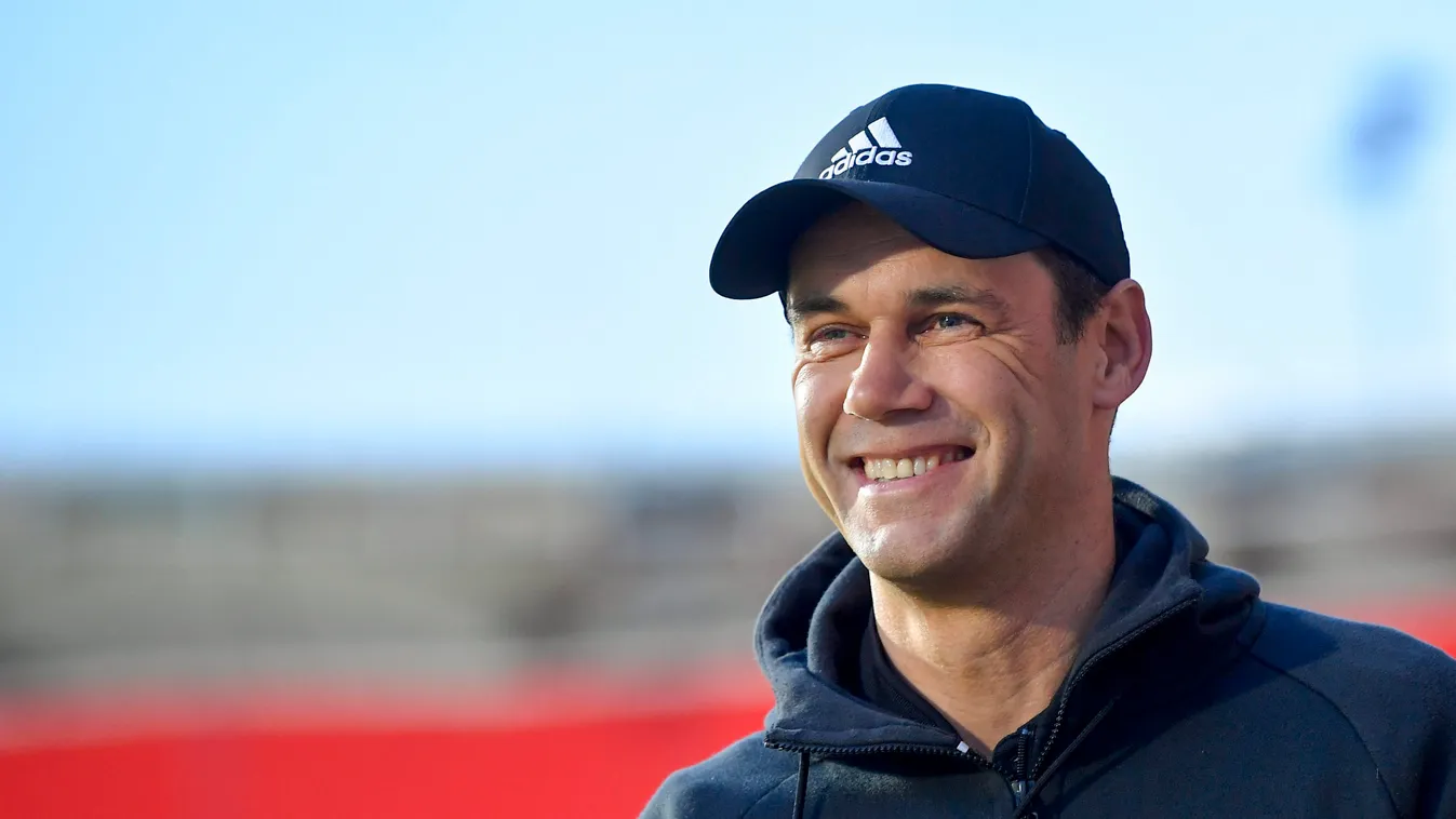 Sikersztori, ajánlatokkal bombázzák a magyar fociedzőt