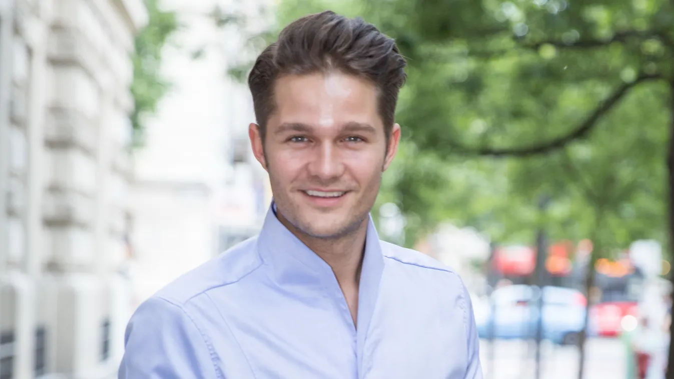 Hűha, félmeztelenre vetkőzött a sármos magyar színész