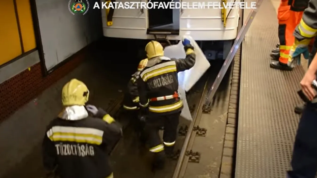 A 3-as metró alá szorult egy férfi, így mentették ki a nehéz helyzetből – Videó