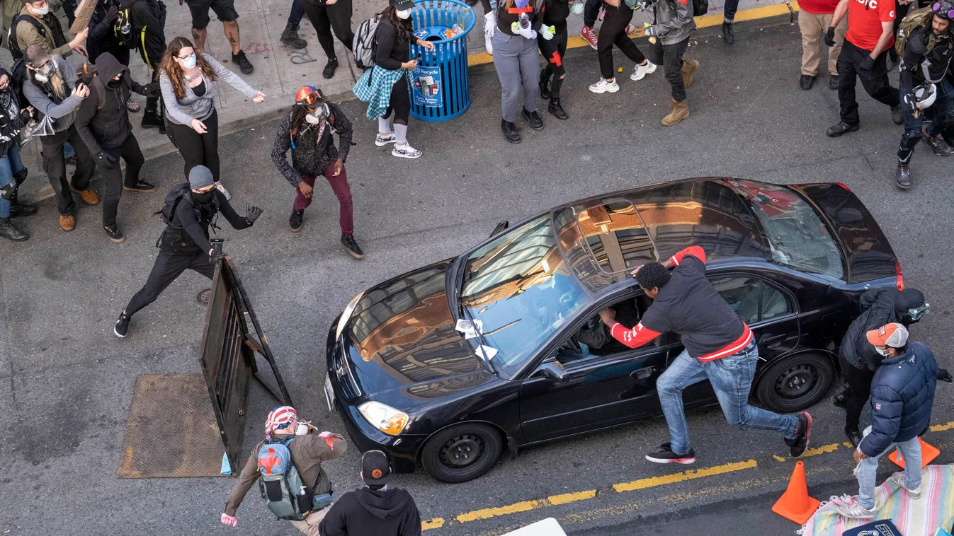 Ámokfutás: a tömegbe hajtott és lövöldözni kezdett egy férfi Seattle-ben – videó