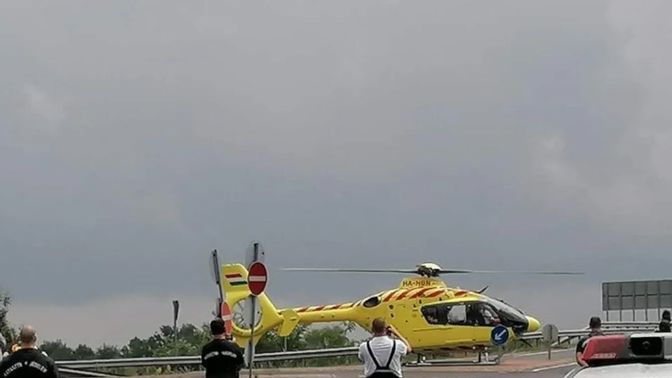 Mentőhelikopter szállt az 5-ös útra: brutális baleset, 7 sérült - Videó