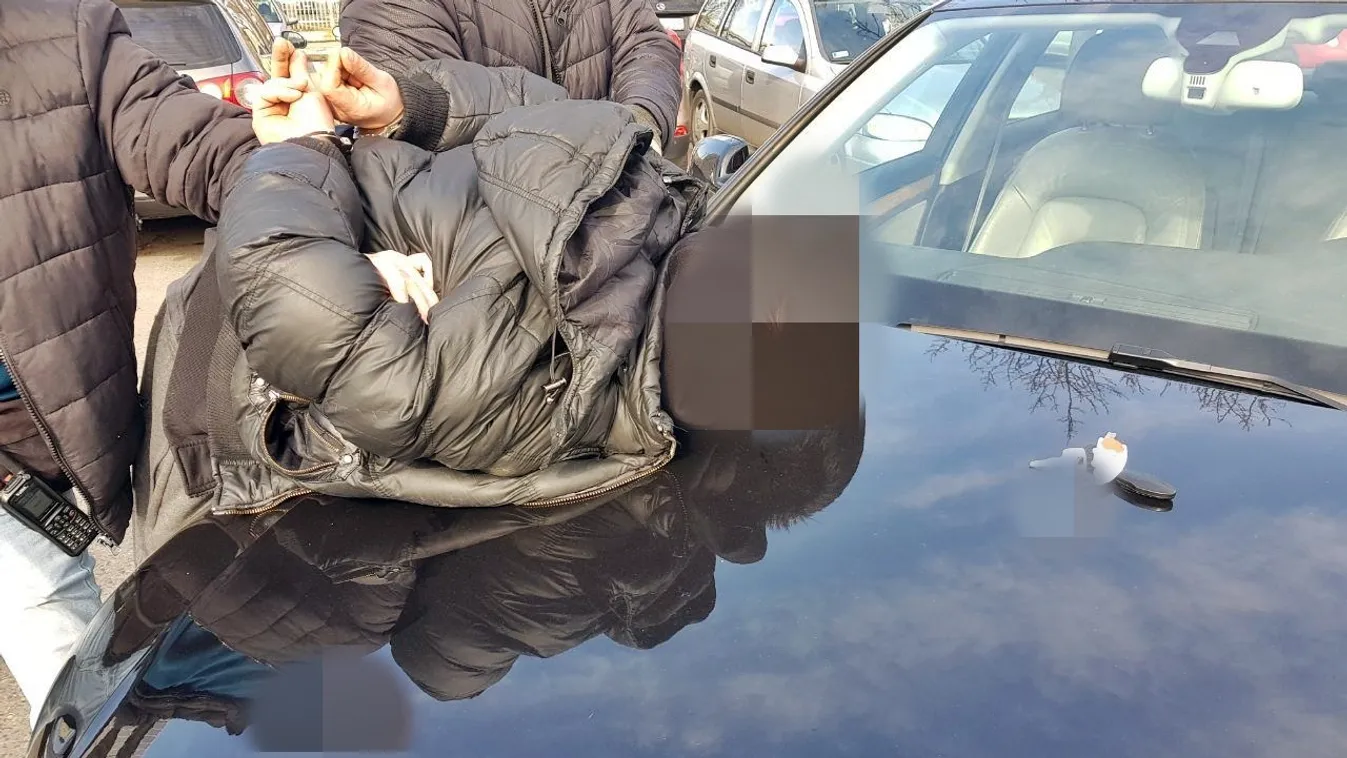 Kajárpéci gyilkosság: órákig feküdt anyja vérbe fagyott holttesténél a kisfiú