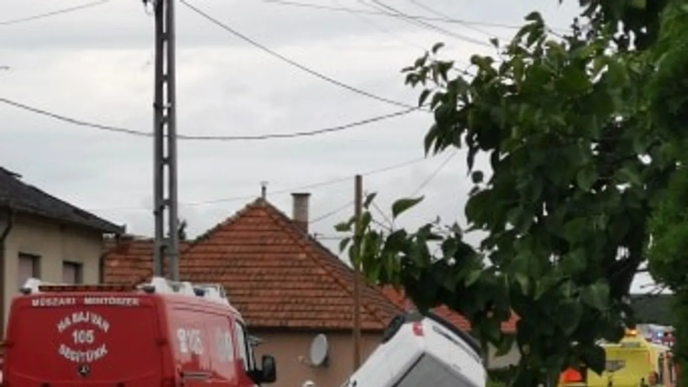 Brutális helyszíni fotók: árokba borult egy furgon Egerváron