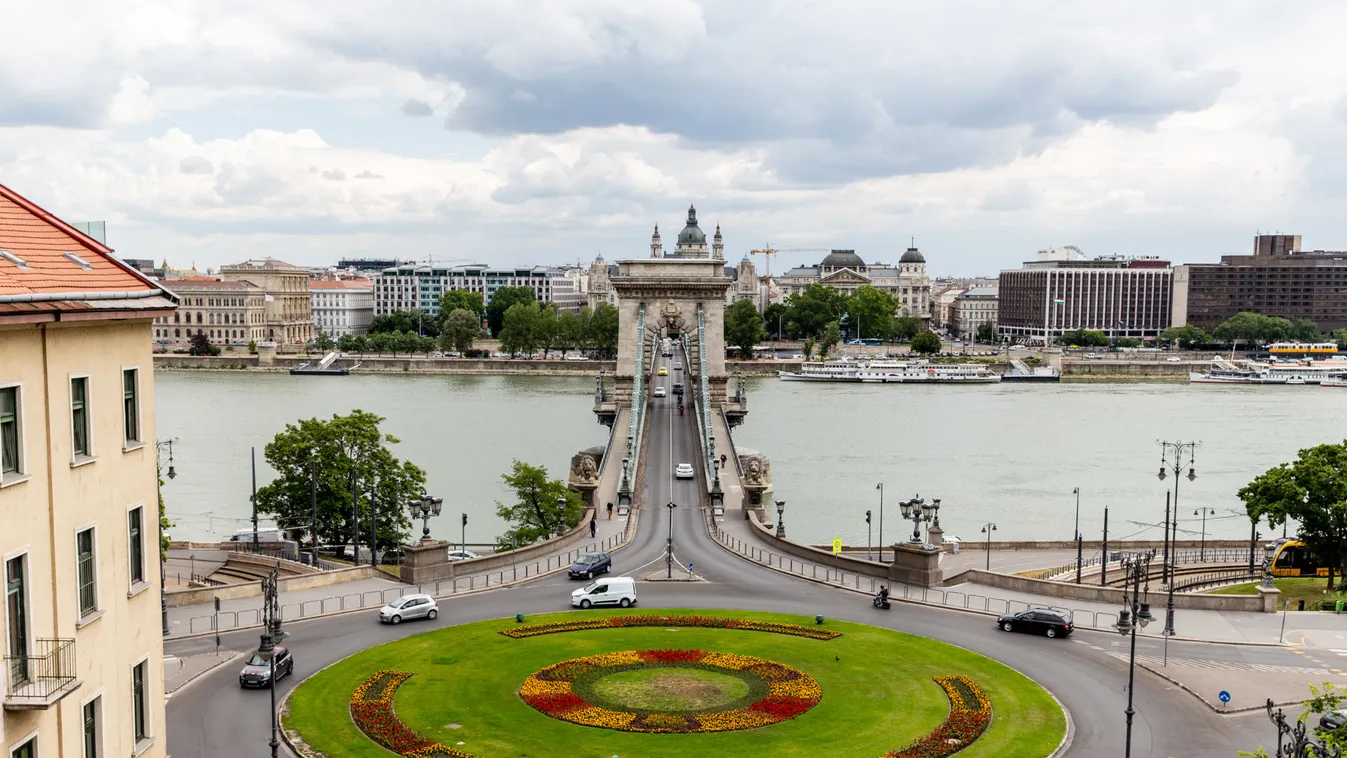 Most jött: Dunába esett egy férfi a Lánchídról