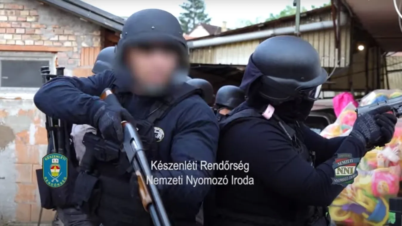 Állig felfegyverzett rendőrök rohanták le a gyömrői házat: a nyomozók is megdöbbentek, mit találtak - videó