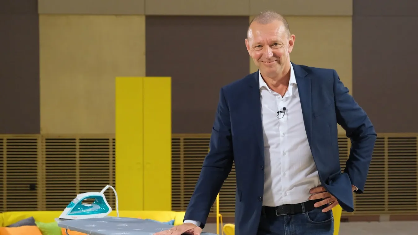 Szokatlan helyzetben kapták lencsevégre Győrfi Pált, ezt is bevállalta - Videó