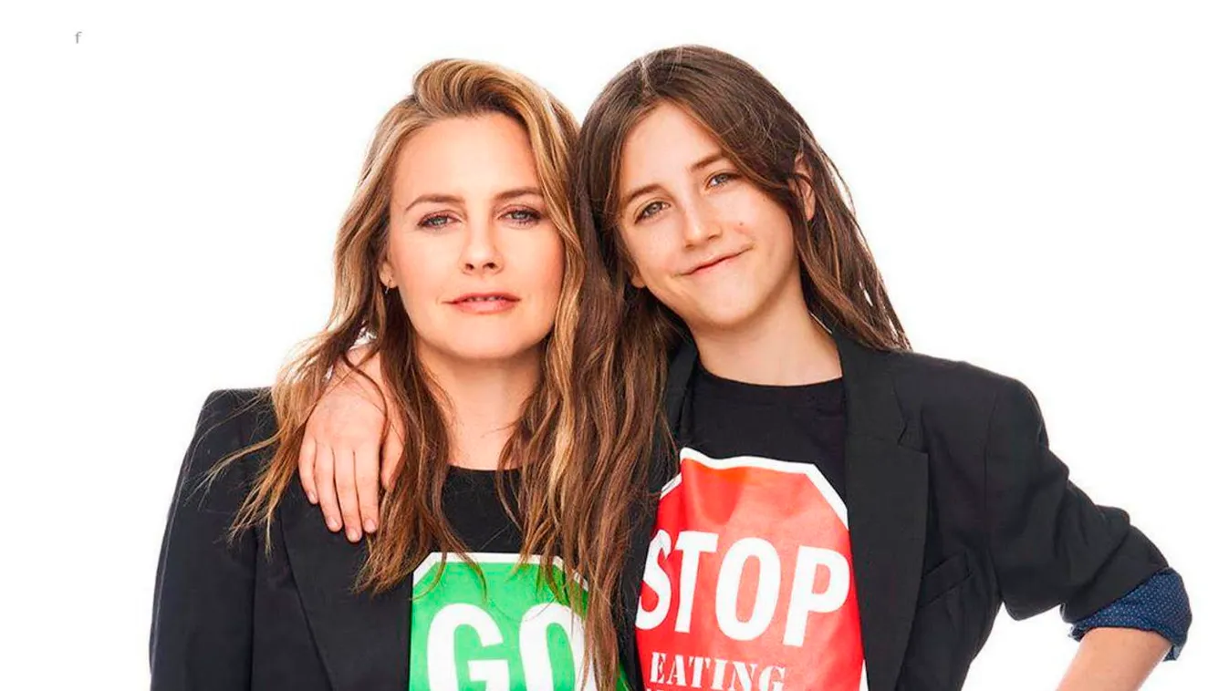 Sokan kiakadtak: Együtt fürdik 9 éves fiával a sztárszínésznő