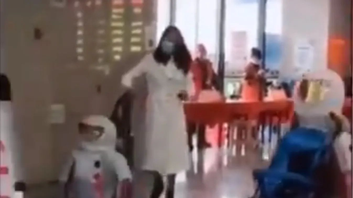 Űrhajósnak öltöztette a koronavírus ellen kisfiait a túlféltő édesanya -videó