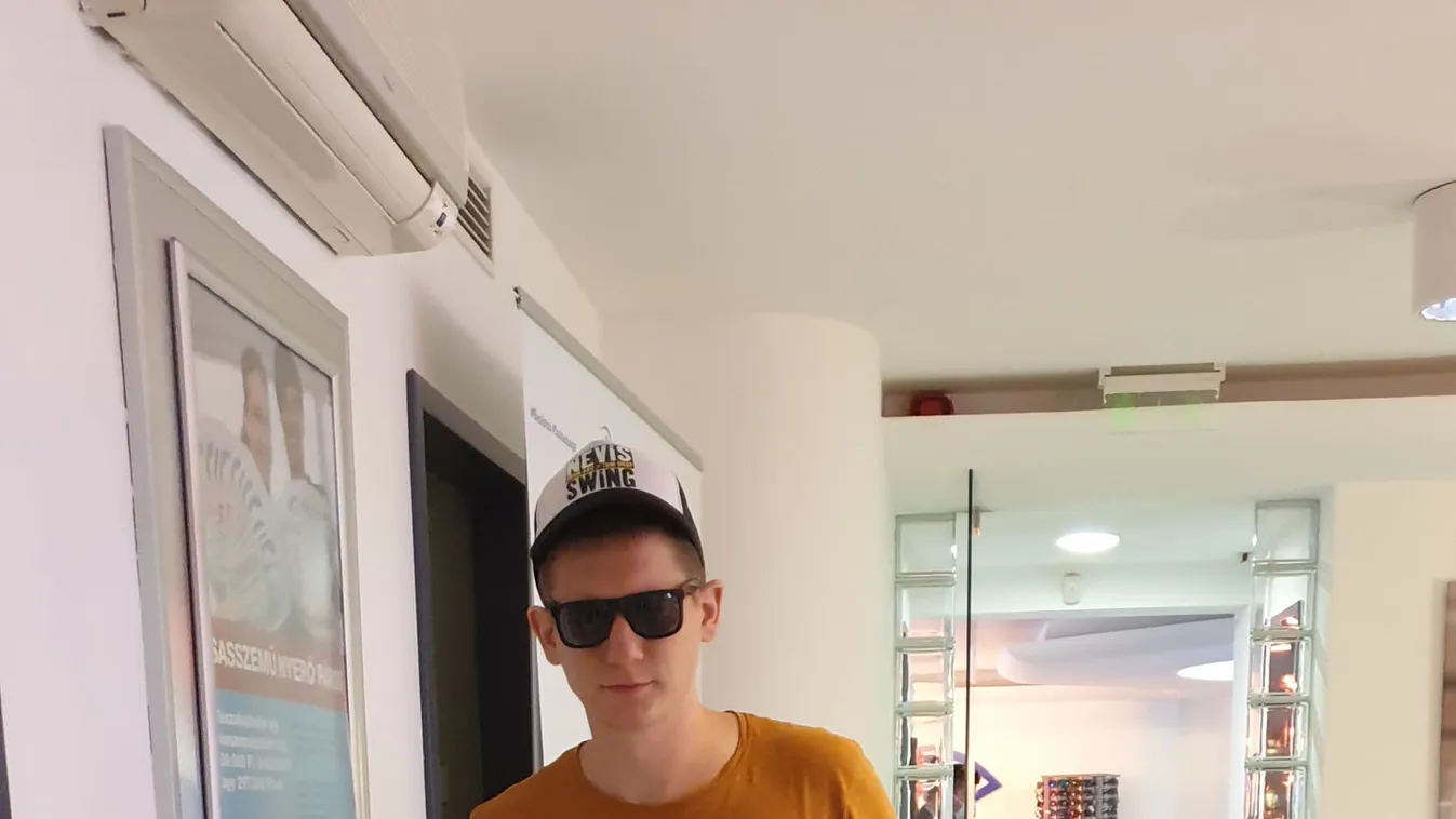 Komoly szemműtéten esett át a Mintaapák dalszerzője