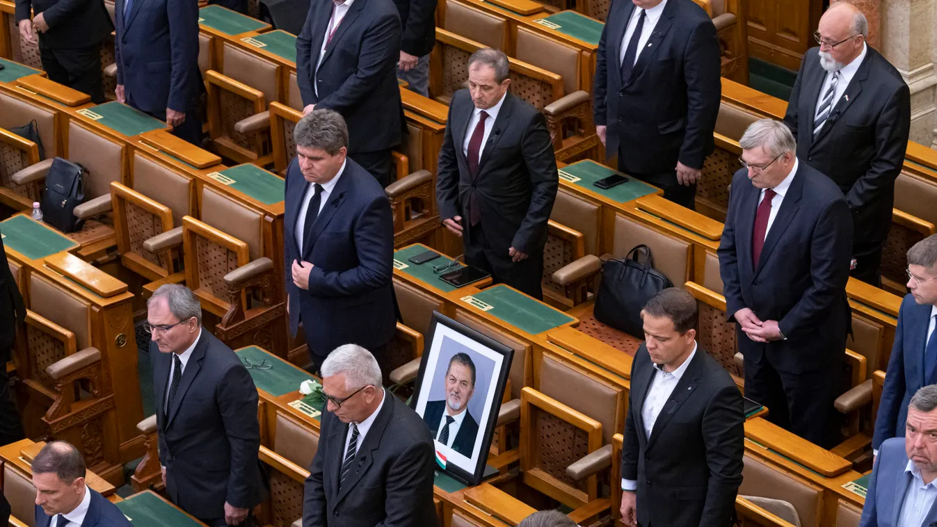 Koncz Ferencet gyászolják a Parlamentben - Fotó