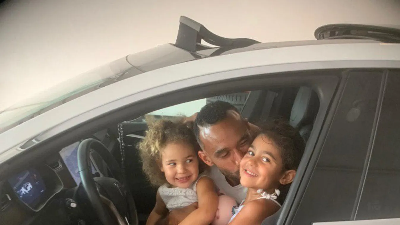 Lányai várták Spanyolországból Hanga Ádámot - Fotó