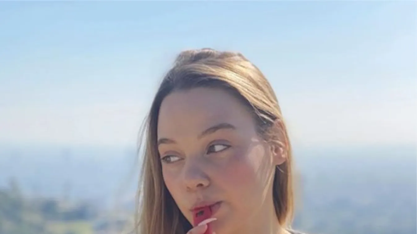 Tangás popsiját fotózta a tükörben a magyar sztáranyuka lánya