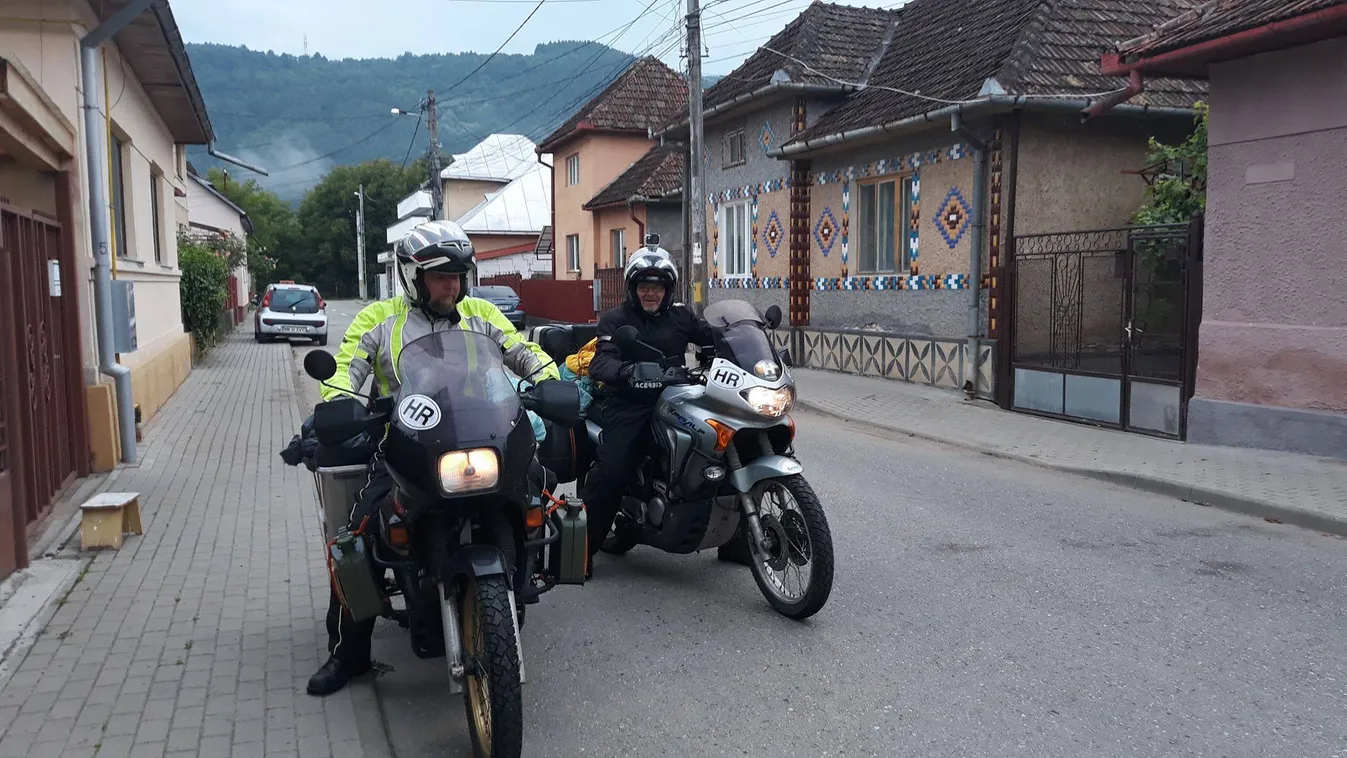 Két hét alatt motorozza körbe a páros Nagy-Magyarországot