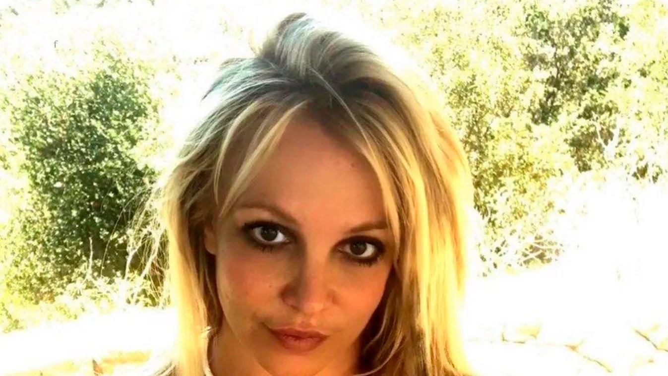 Ez a nap is eljött: Britney Spears szexet imitált az óceánparton - Videó