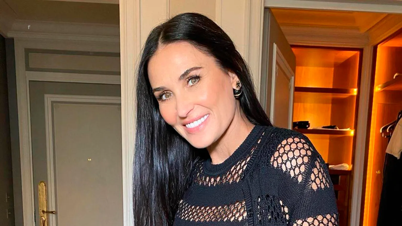 Miért van vécé Demi Moore nappalijában? - Fotó