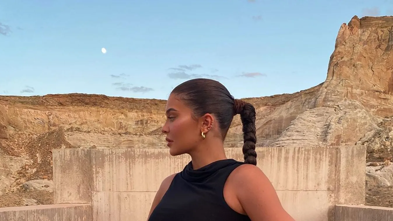Még egy kopár homokkő-hegy is kívánatos, ha Kylie Jenner mellei előtte domborodnak - Fotó