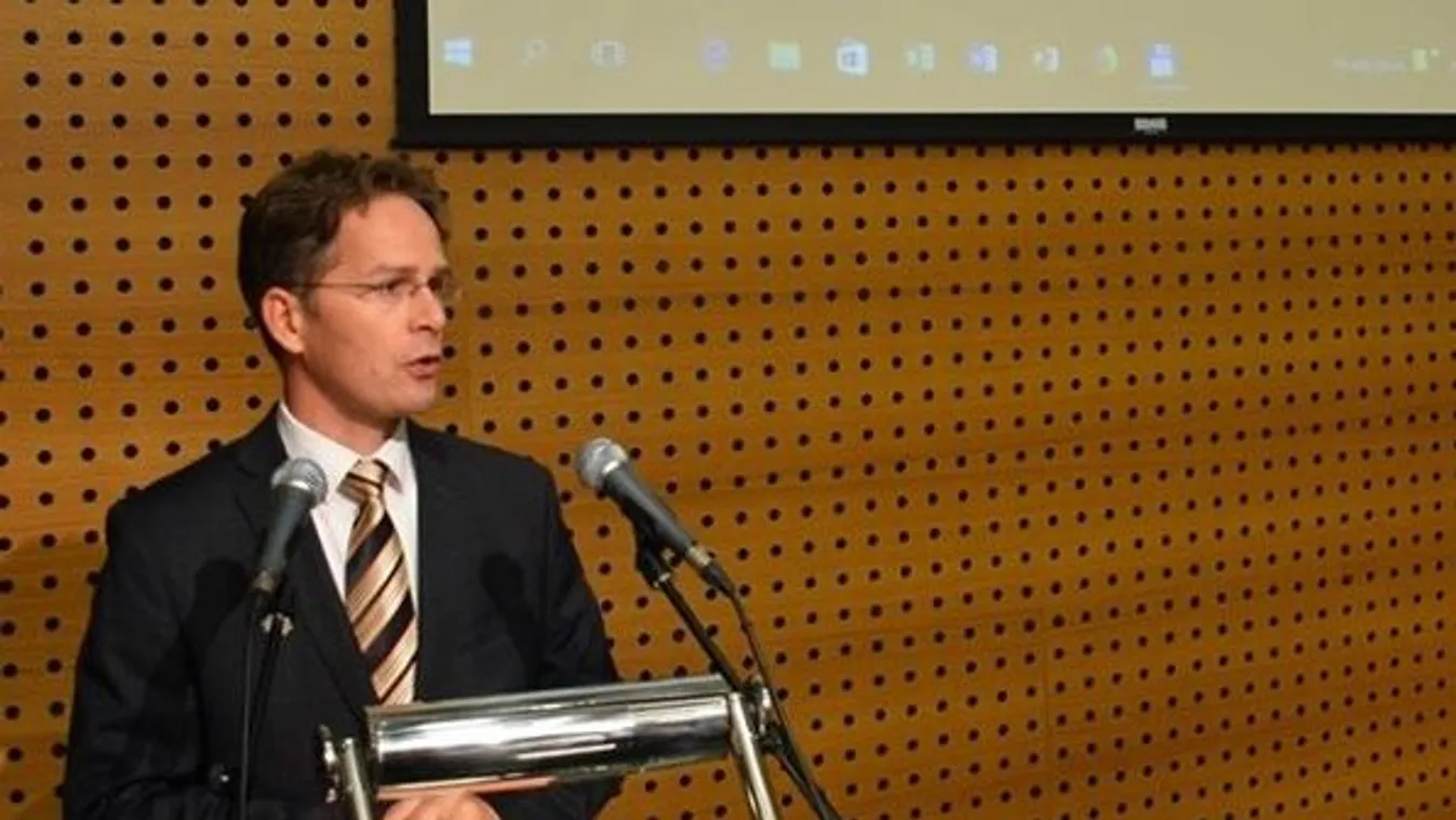 A "spiclitörvényt" vissza kell vonnia Márki-Zaynak