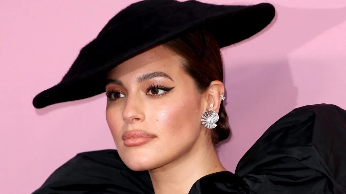 Eszméletlen, milyen combot villantott a világ legszexibb ducimodellje