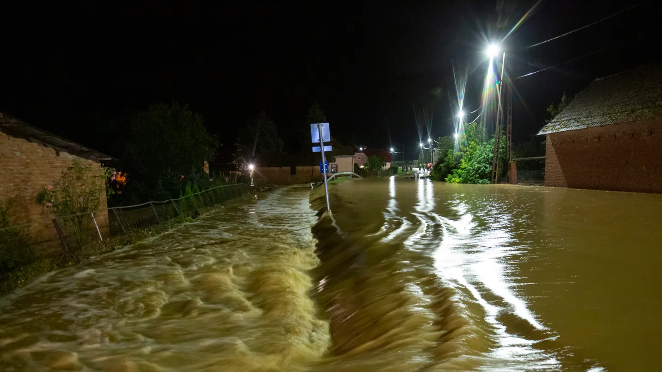 Félelmetes képek a pusztító viharról: településeket öntött el a víz, fákat csavart ki a vihar
