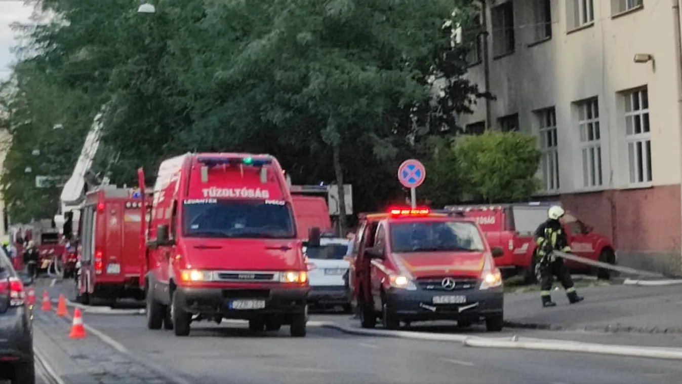 Durva helyszíni fotók: hatalmas erőkkel vonultak ki a tűzoltók az Orczy útra