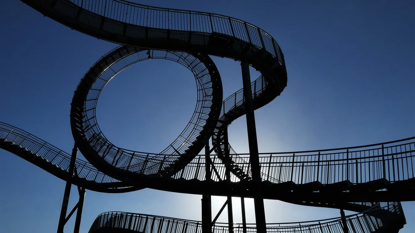 Horror a hullámvasúton: férje szorításából zuhant a mélybe az édesanya