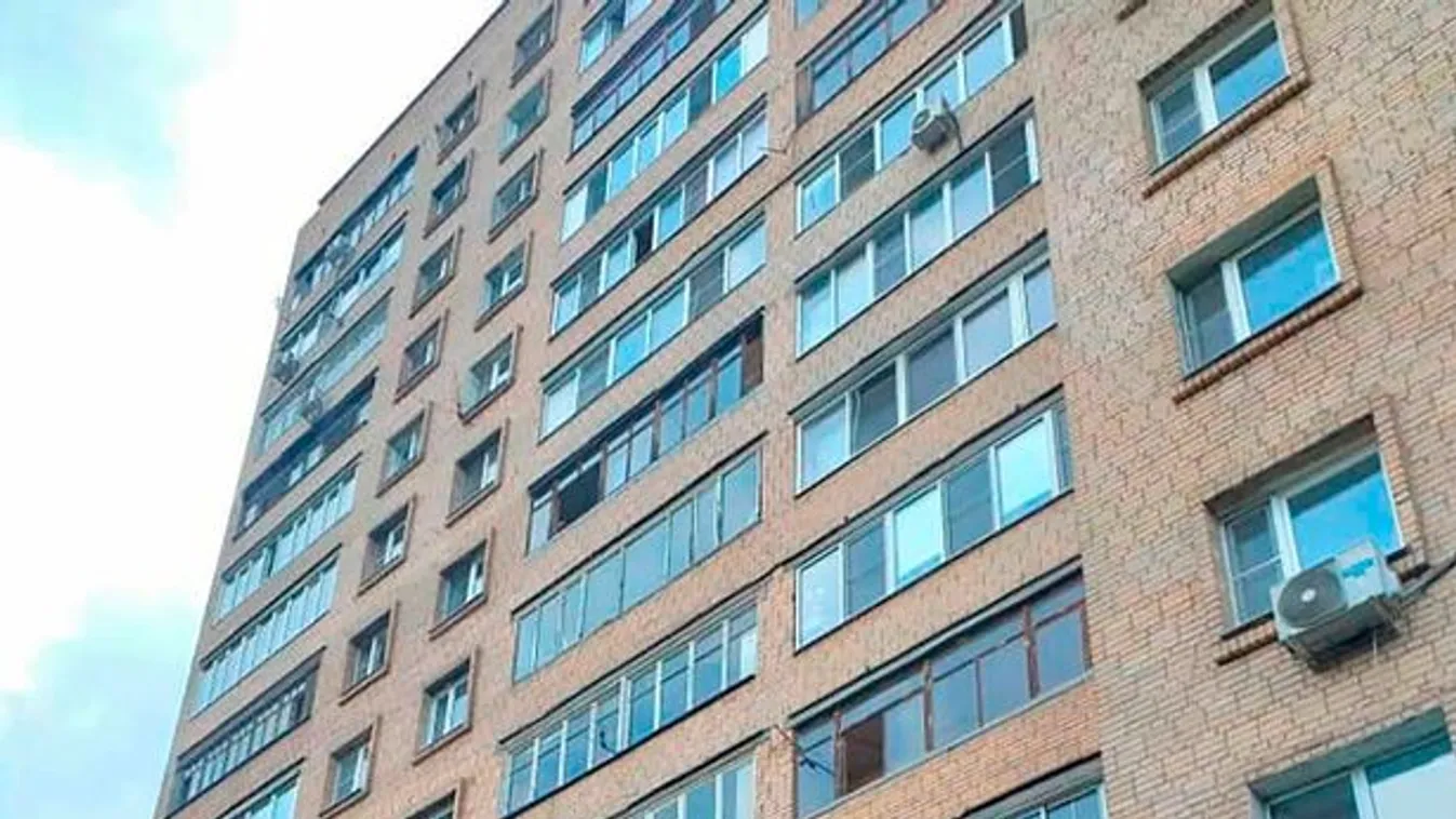 Horrorvideó! Zokogó kisgyerek lógott ki a panelház negyedik emeleti ablakából!