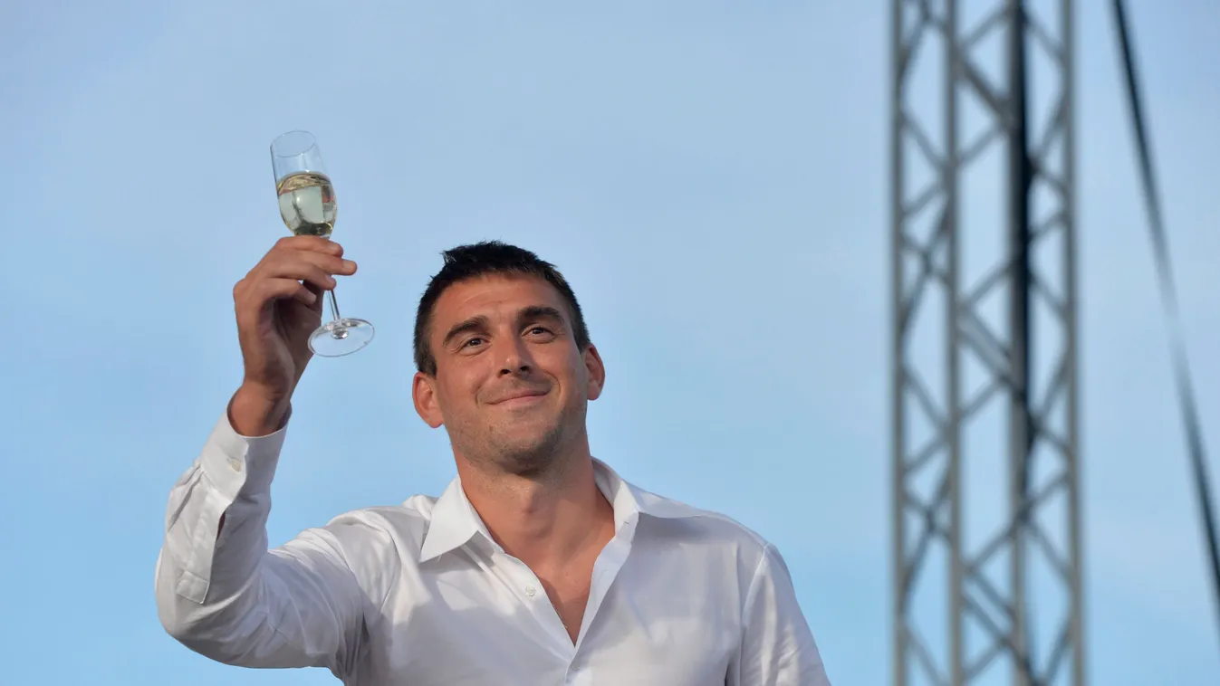 Fotó a medence partjáról, itt nyaral Böde Dániel és kézis szerelme