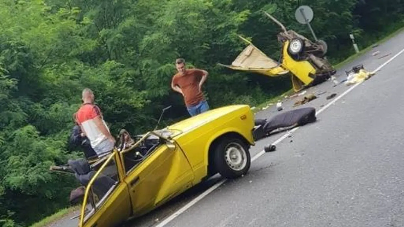 Brutális baleset: kettészakadt a Lada a 23-as úton
