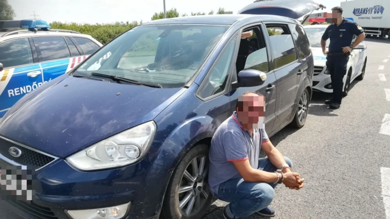 Lebuktak: embercsempészeket és 21 illegális migránst fogtak el Győrnél –fotók