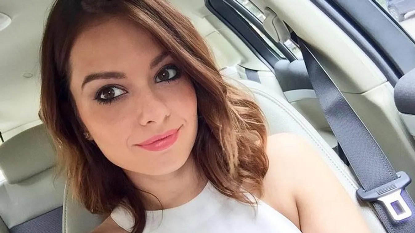 Forró fotó, tűzpiros bikiniben csábít a magyar énekesnő